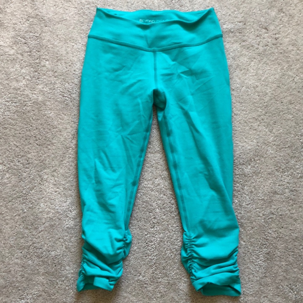 Beyond Yoga side gather crops - Picture 3 of 5